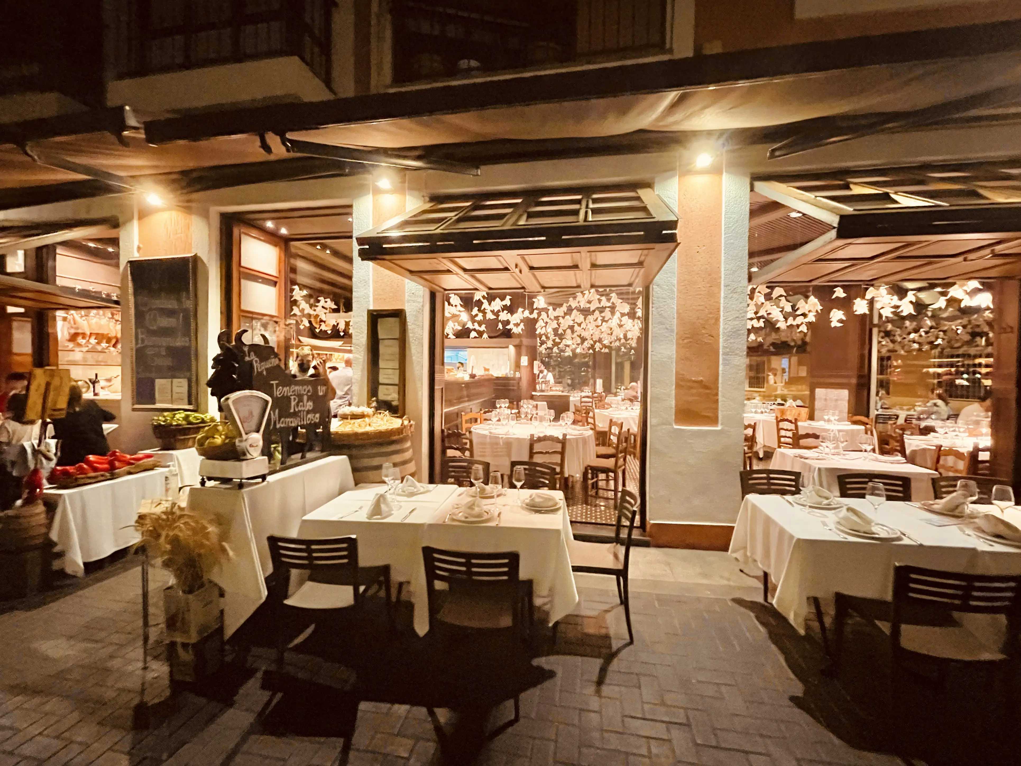 Jak jedzą Hiszpanie: codzienne rytuały przy stole, które warto poznać